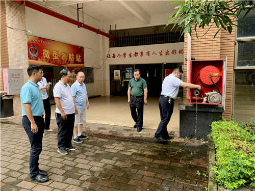 市人社局領(lǐng)導(dǎo)檢查我校安全工作