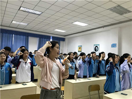 我校舉行新團(tuán)員入團(tuán)儀式